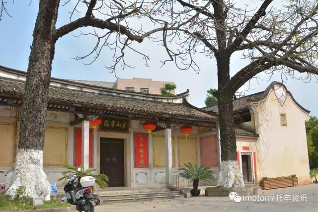 感東山書院坐落在周溪河畔,狀元橋邊,全國重點學校梅州東山中學之側