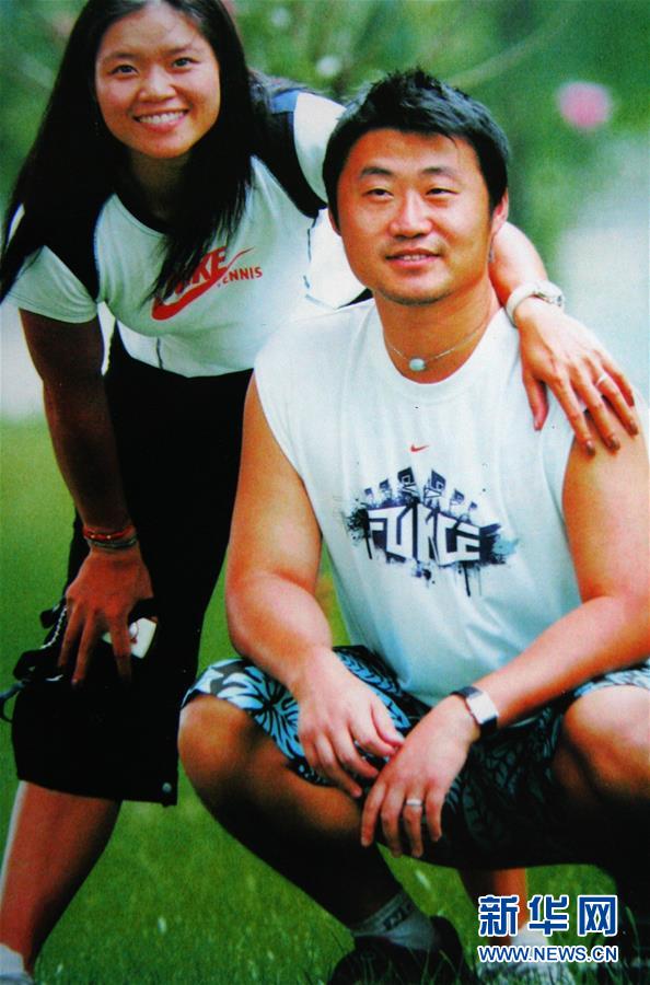 这是李娜(左)和她丈夫姜山合影(翻拍照片) 新华社发(周国强摄)
