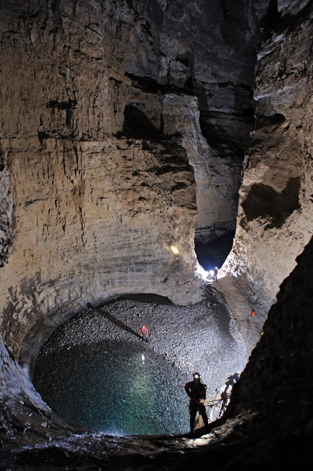 神牛闪光灯助力探险发现亚洲最长洞穴