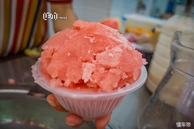 第一市场第一市场现场制作的西瓜,芒果炒冰,味道很纯