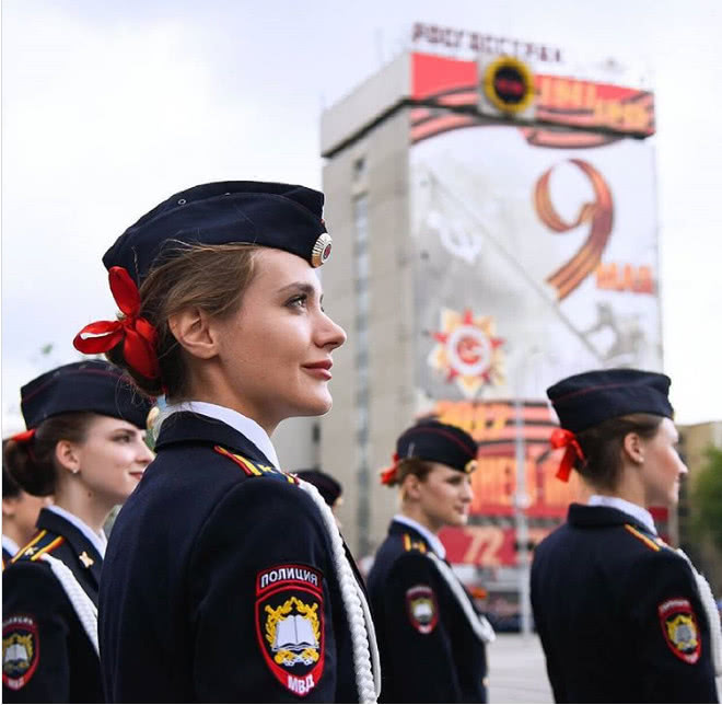 如今,在各种社交媒体平台上,俄罗斯女警察成了一道特殊的风景线,有