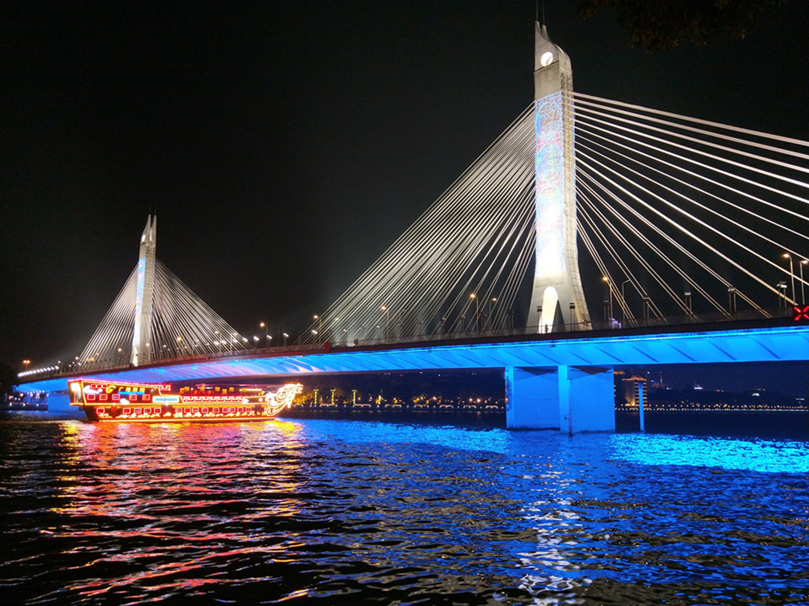 廣州珠江沿岸遊記:橋樑與建築樓的夜景,展示多姿動感的魅力