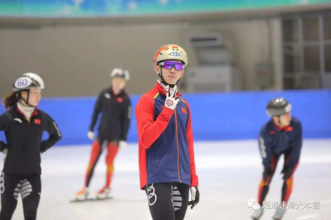 孙艺铭滑雪图片