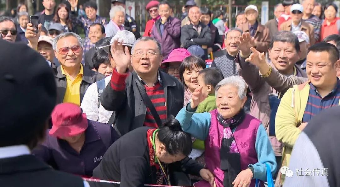 人从众20今天苏州大公园被挤爆了在场的人都在做这件事