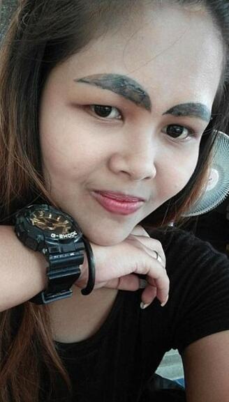 泰国女子纹眉失败 眉毛粗大堪比 蜡笔小新