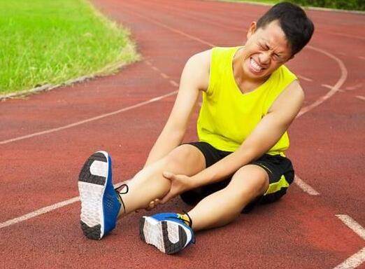 跑完步后发现自己的小腿酸痛三招解决小腿肌肉酸痛