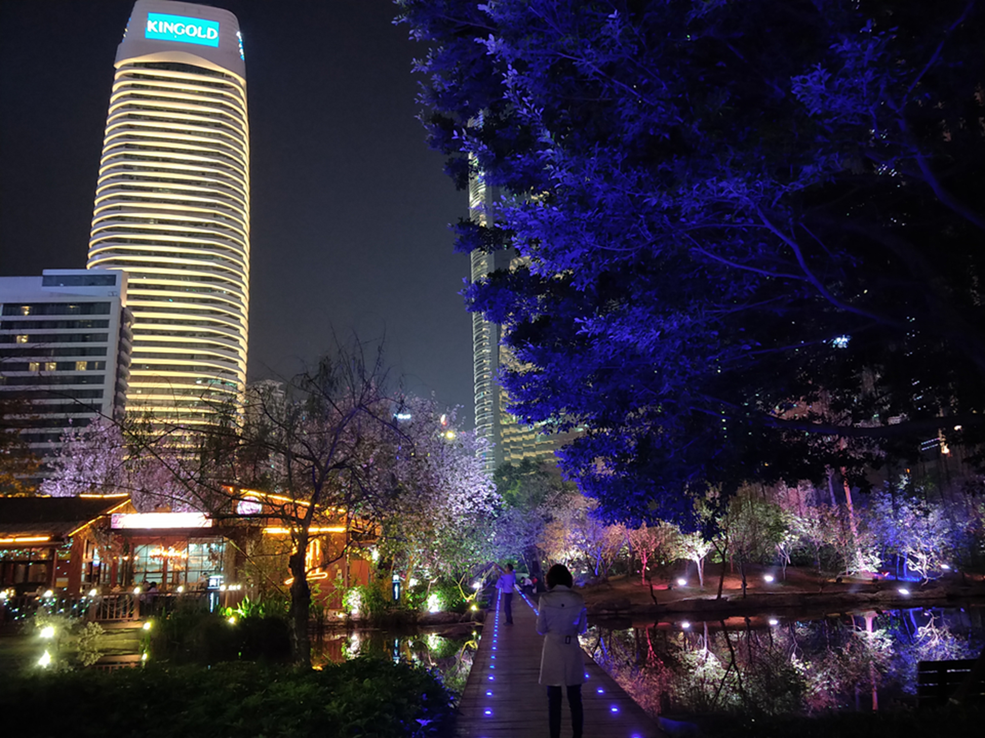 广州花城汇广场夜色让人着迷有梦幻般的浪漫