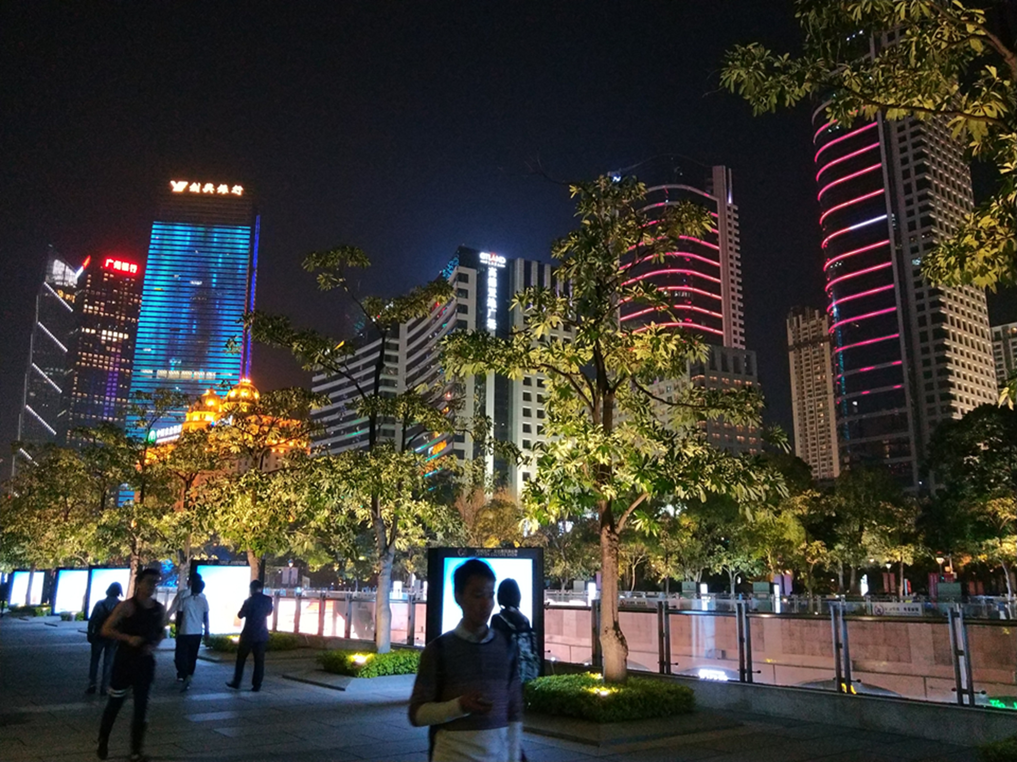 广州花城汇广场夜色让人着迷有梦幻般的浪漫