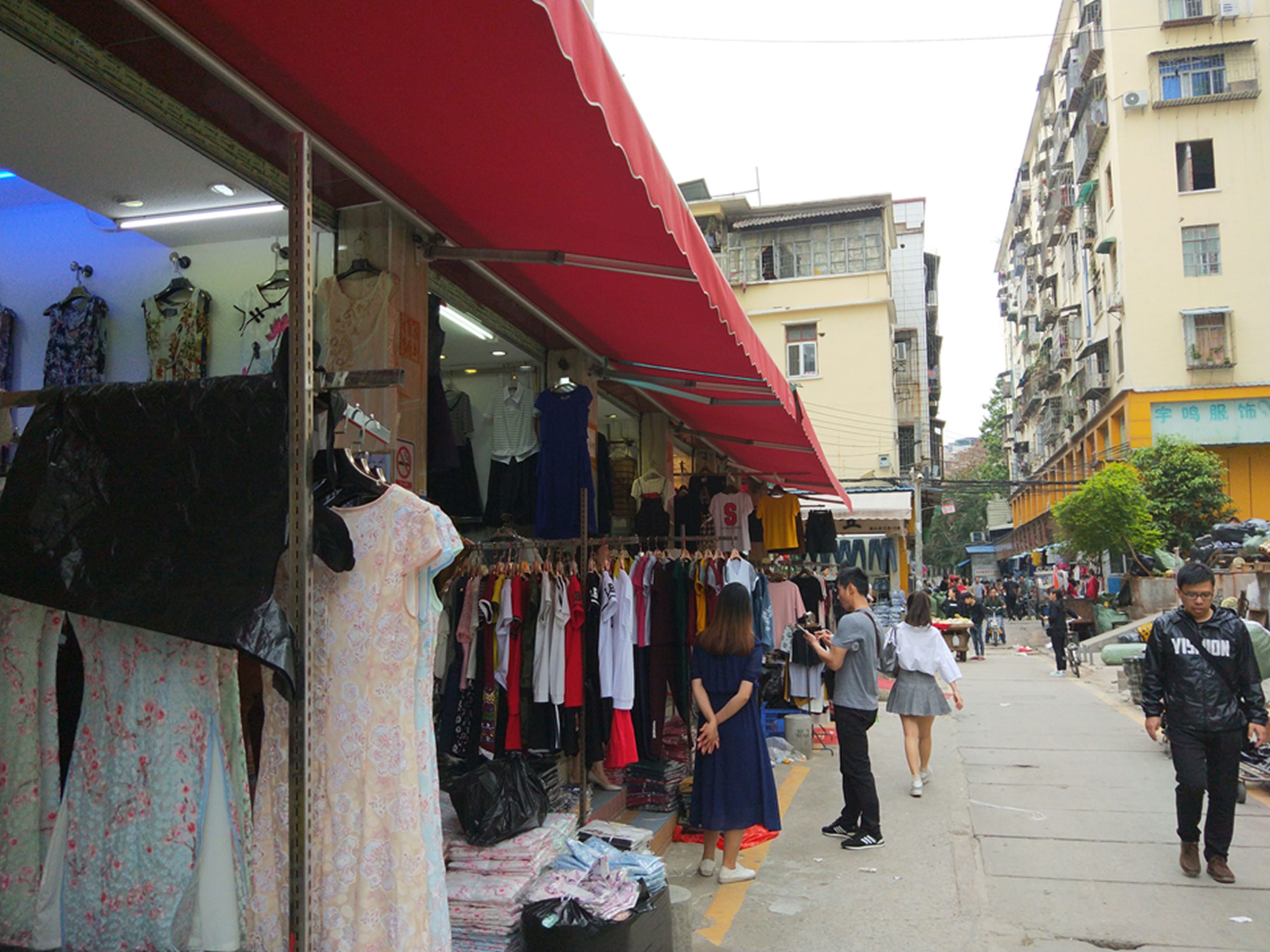 广州著名服装尾货市场衣服便宜款式多老外都青睐这地方