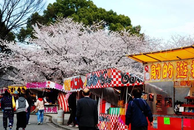 在公園裡,除了賞櫻的野餐區域,主路兩邊還遍佈著各種販賣小吃的攤販.