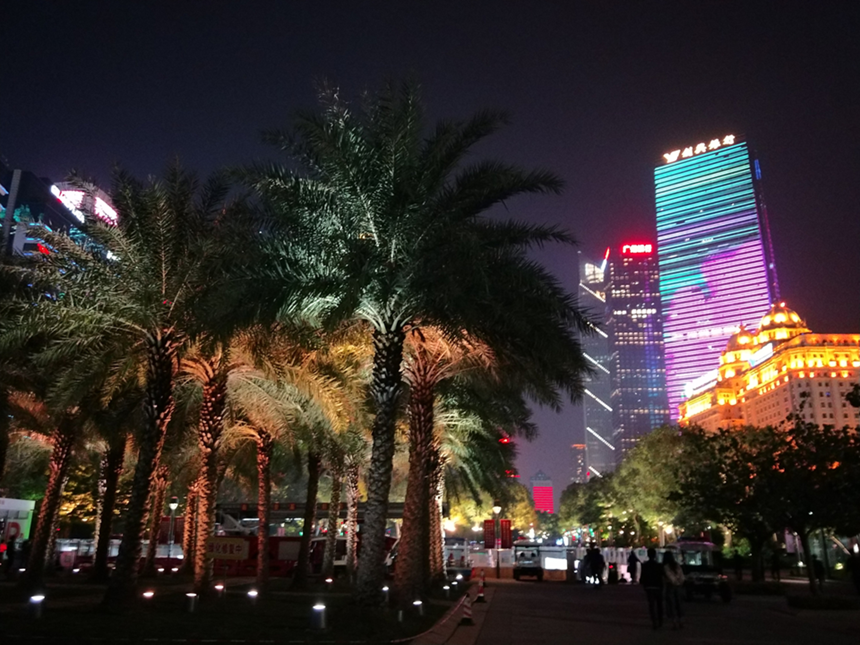 广州花城汇广场夜色让人着迷有梦幻般的浪漫