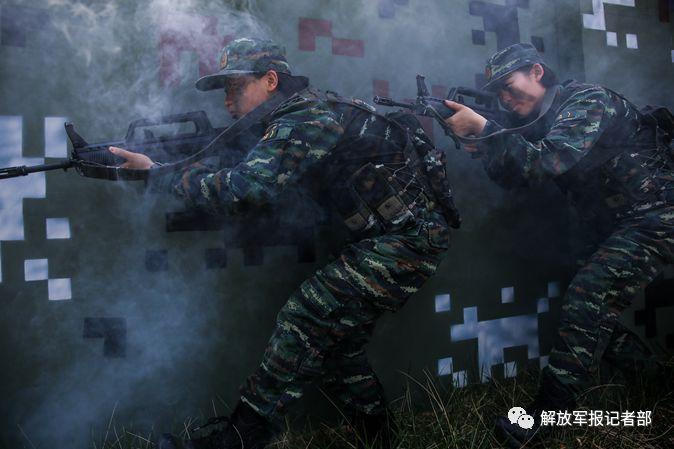 特战女兵军营悄绽放!他们和男兵一样在训练场上摸爬滚打