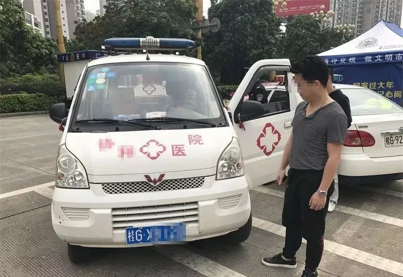 該車車身粘貼有