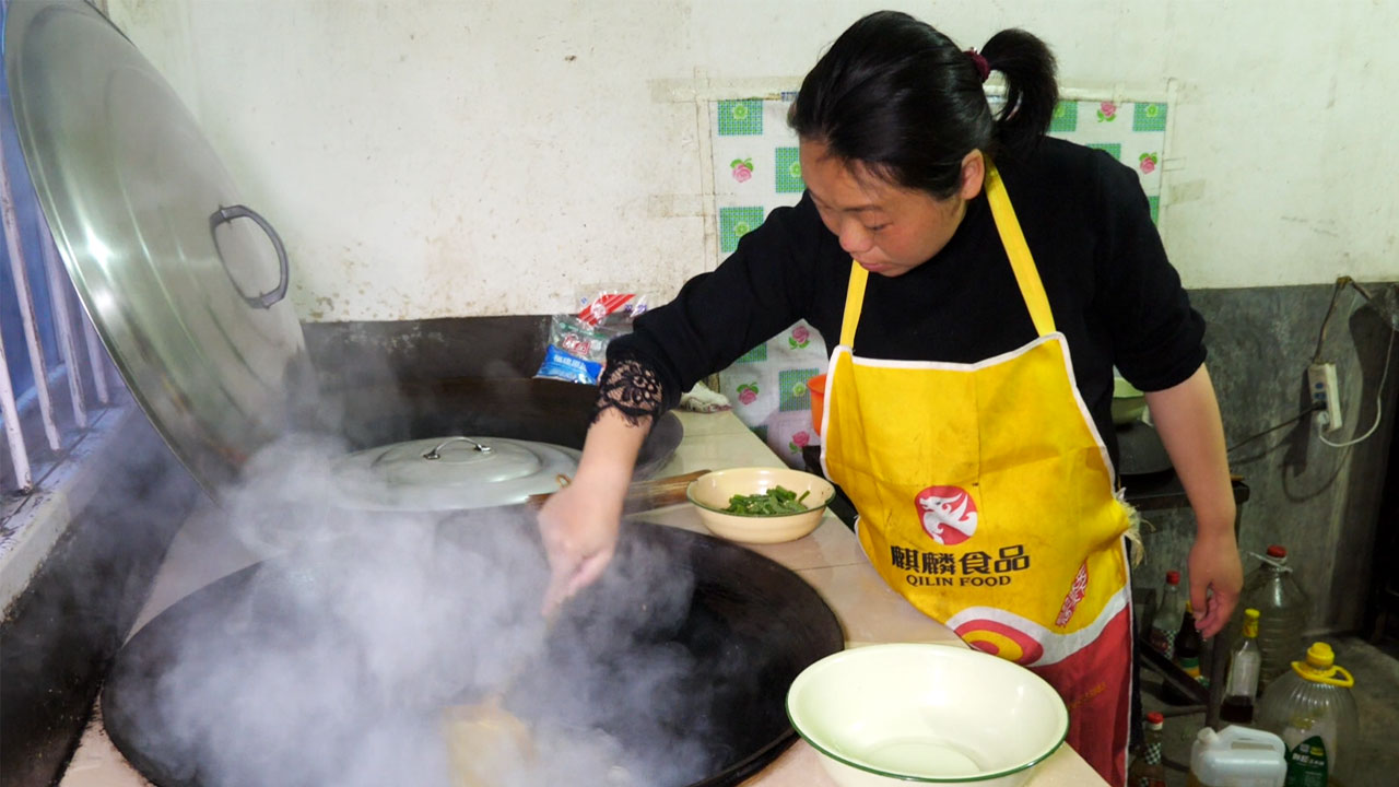 明天就是预产期,农村孕妇挺着大肚子为儿子做一道美食,味道不错