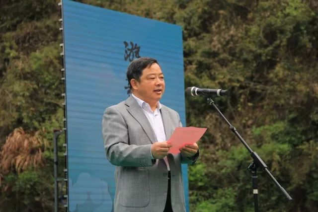 县茶叶产业协会会长余金友和钟山乡党委书记余哲华签订天尊贡芽品牌