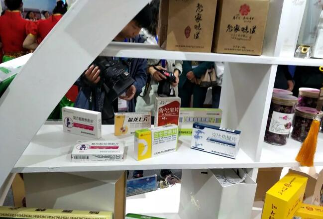 市中药企业代表,展出了盘龙七片,盘龙七药酒,骨松宝片,金茵利胆胶囊