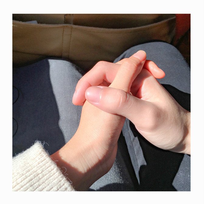 情侣握手拍照姿势图片