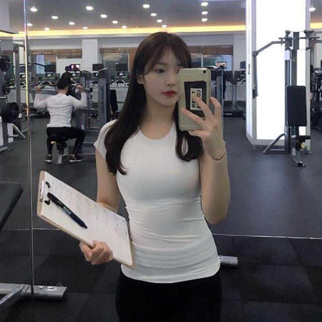 韩国女健身教练,颜值靓丽身材健美,每天课安排的满满当当