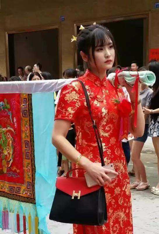 潮汕美女爱素颜迎老爷抬旗美少女街拍