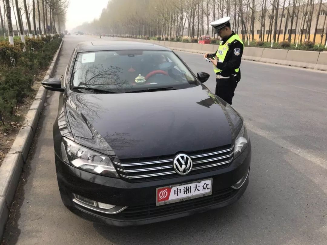 臨沂一男子無證駕駛無牌車,還偽造警官證,結果.