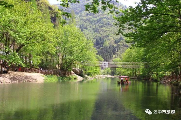 勉縣元墩,暖風和煦,芳草遍地,山青水美,春光驚豔.風景這邊獨好!