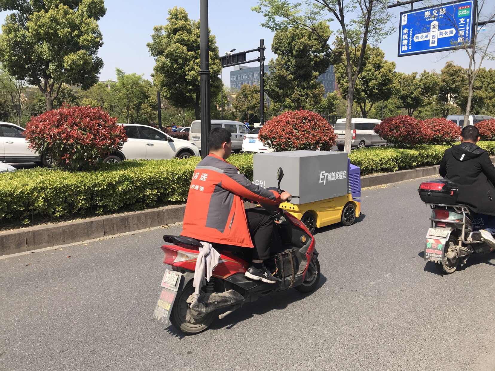 菜鳥配送機器人小g plus正式路測了,看紅綠燈,避讓車輛行人