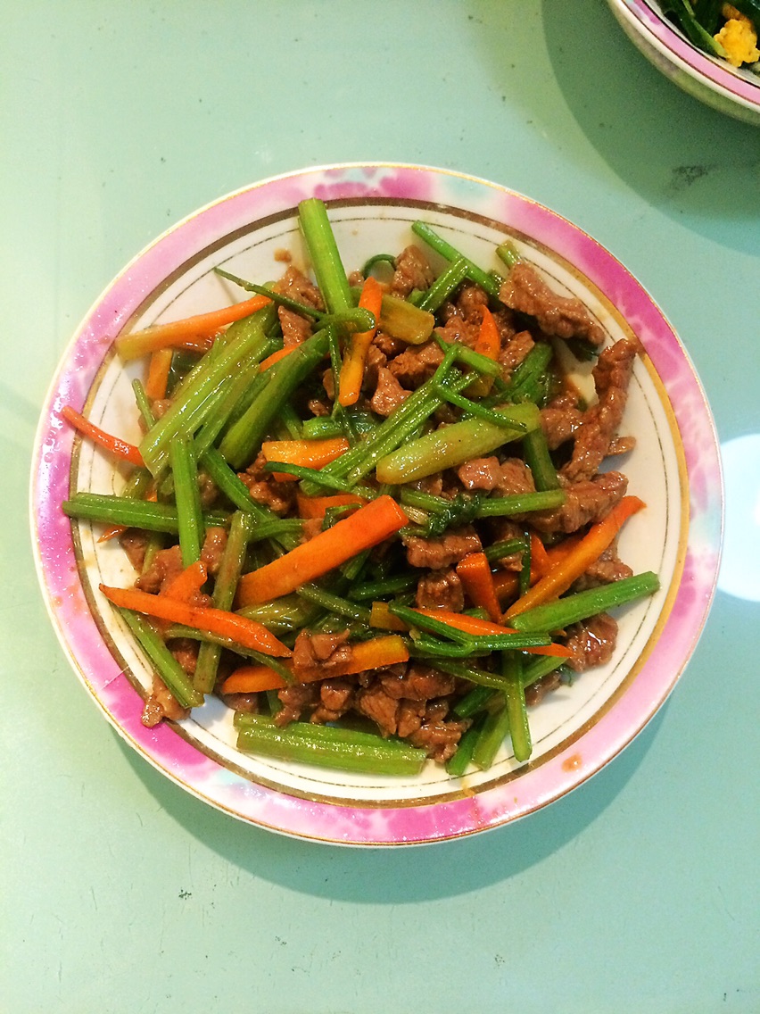 牛肉切丝放入调料腌制二十分钟2 胡萝卜,芹菜洗净切段3
