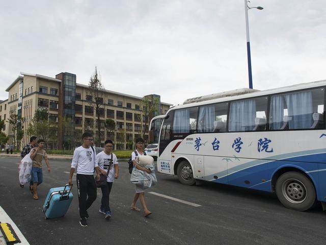 茅台学院首批新生带着自己的行李走入校园.