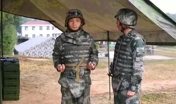 解放軍單兵裝備與時俱進或將告別傳統的木柄手榴彈