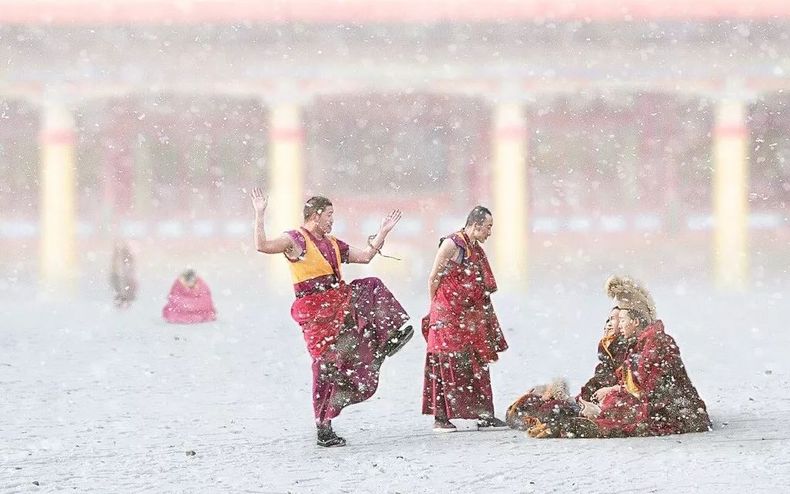 虔誠的藏民朝拜心中的聖地