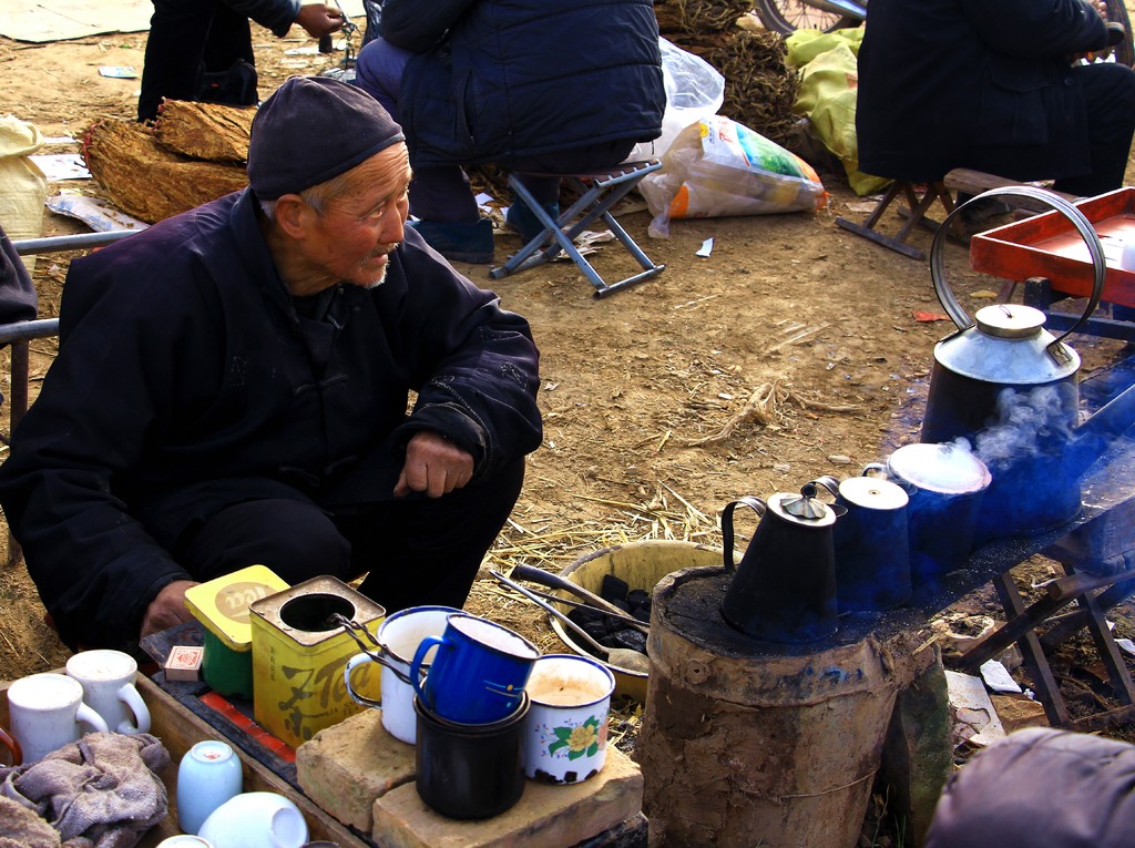 乡镇农村街道早上那些忙碌的老人,其实他们是孤独的!