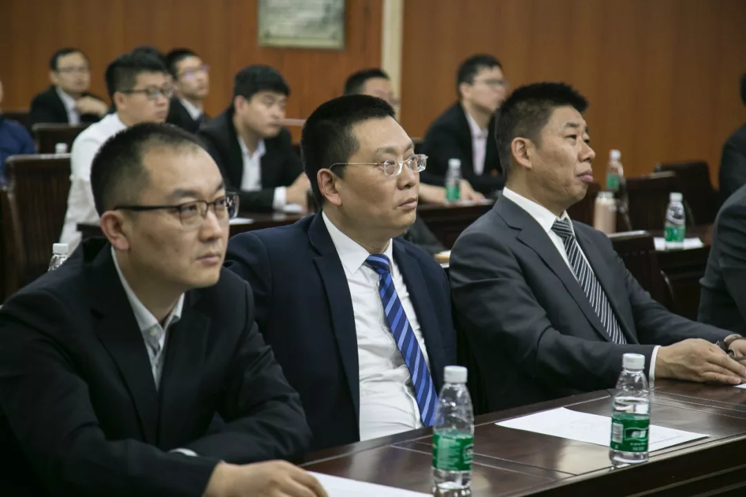 郭德英董事长特别指出,作为个人,要学会在工作中将压力变成动力;作为