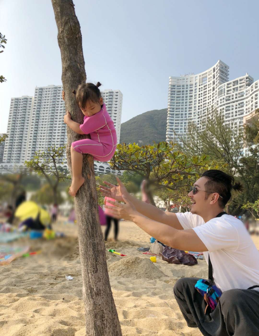 陈浩民回应六年生四娃否认超生，没打算生第五胎，坦言经济压力大_蒋丽莎_孩子_生活