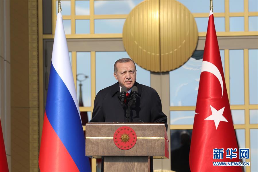 4月3日,在土耳其首都安卡拉,土耳其总统埃尔多安(左三)和到访的俄罗斯