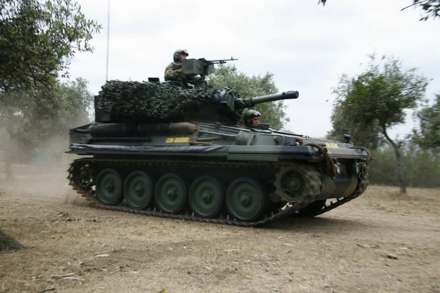 坦克质量也不好,文莱陆军的16辆坦克是fv101蝎式轻型战车,这是一种
