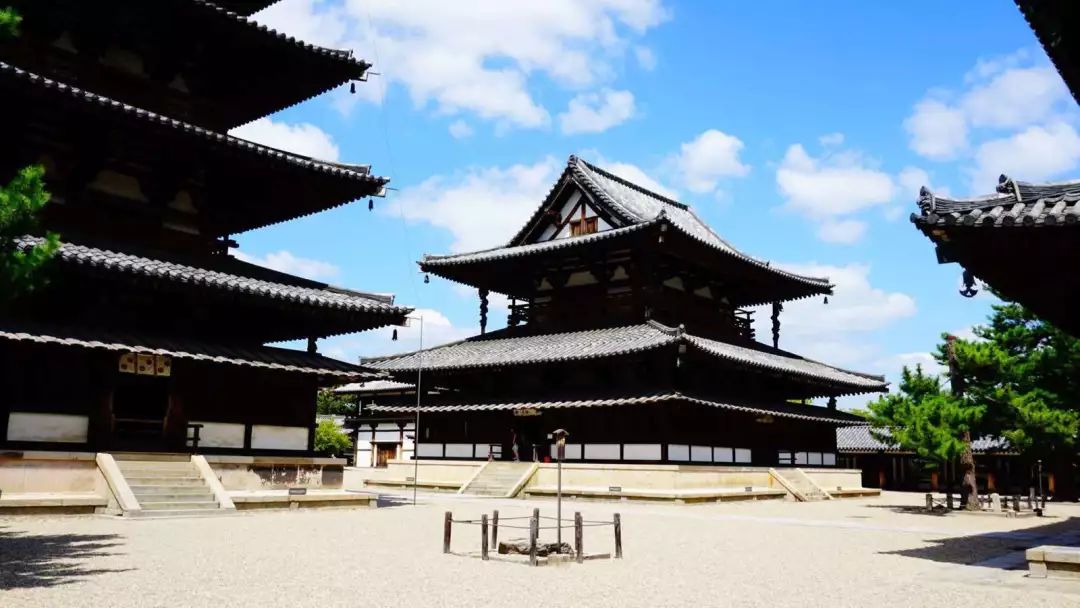 【法隆寺】又稱為斑鳩寺,位於日本奈良生駒郡斑鳩町,是聖德太子于飛鳥