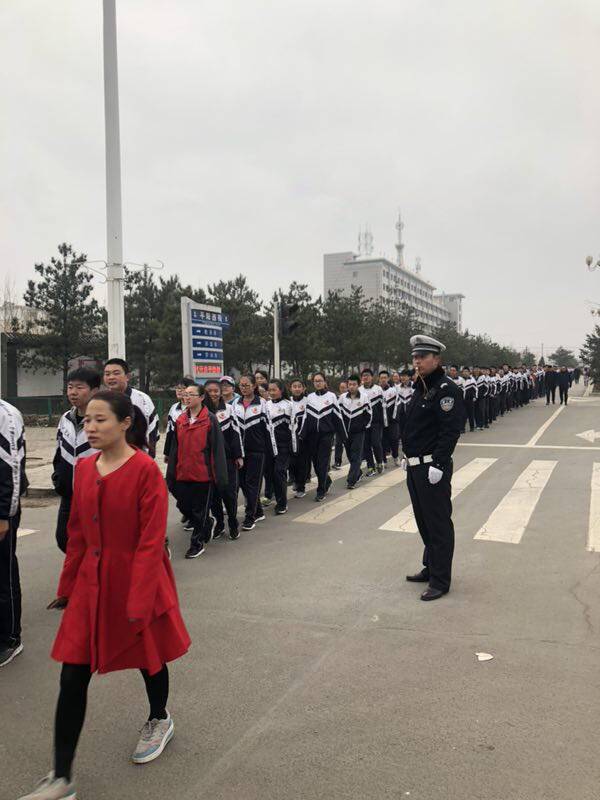 4月4日上午,平魯區李林中學組織1200名學生,步行前往李林烈士陵園開展