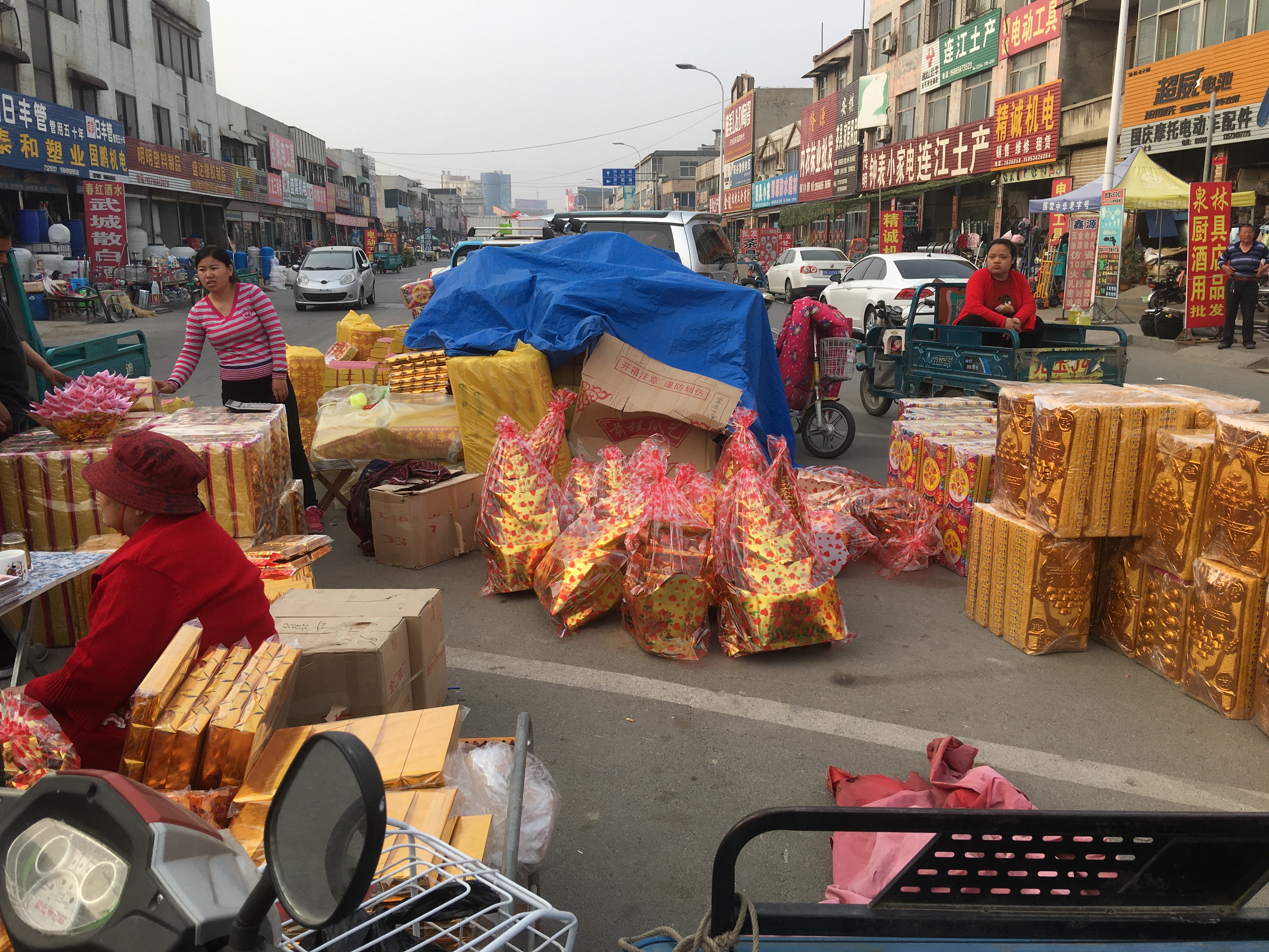 清明时节在山东德州一商业街显得节气很浓,祭祀用的额烧纸和冥币摆到