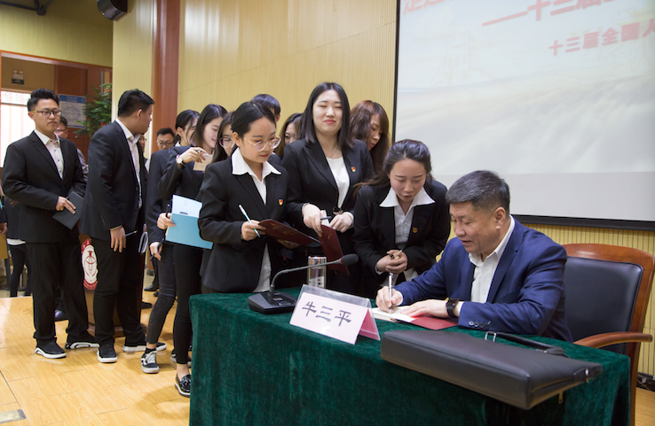 牛三平院长与同学们热情互动为学生代表签名宣讲会现场宣讲会现场宣讲