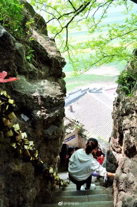 小孤山與江西省彭澤縣的彭郎磯隔江相望與江西的石鐘山,龍宮洞遙相