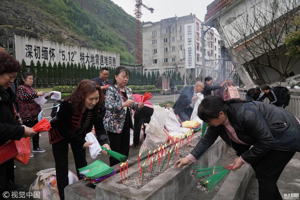 汶川地震十週年將近 家屬前往地震遺址祭祀