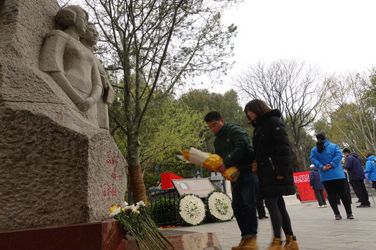 清明时节 陶然亭高君宇烈士墓前缅怀先烈