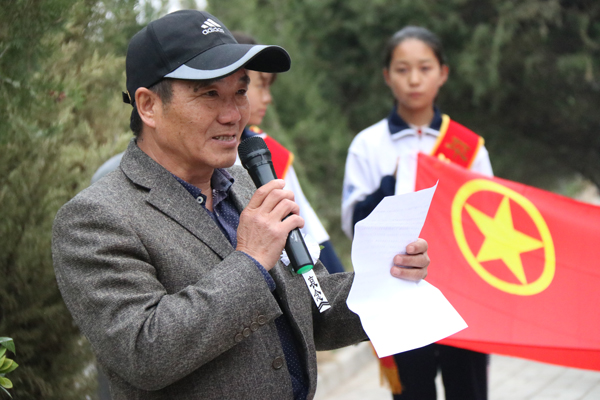 "扬先烈精神,颂爱国情怀"平凉市铁路中学清明节扫墓活动