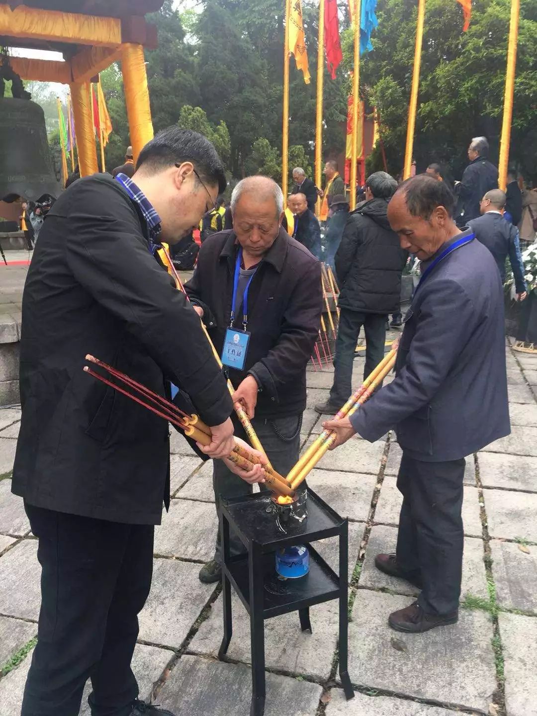 上午8點多,1000多位身著正裝的錢氏後裔佇立在錢王陵園門口,上午9點半