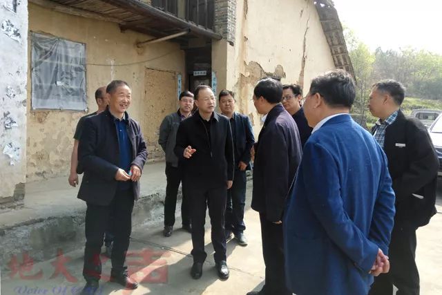 何光彩一行先后与十堰市副市长刘运梅,竹山县委书记龚举海进行会谈