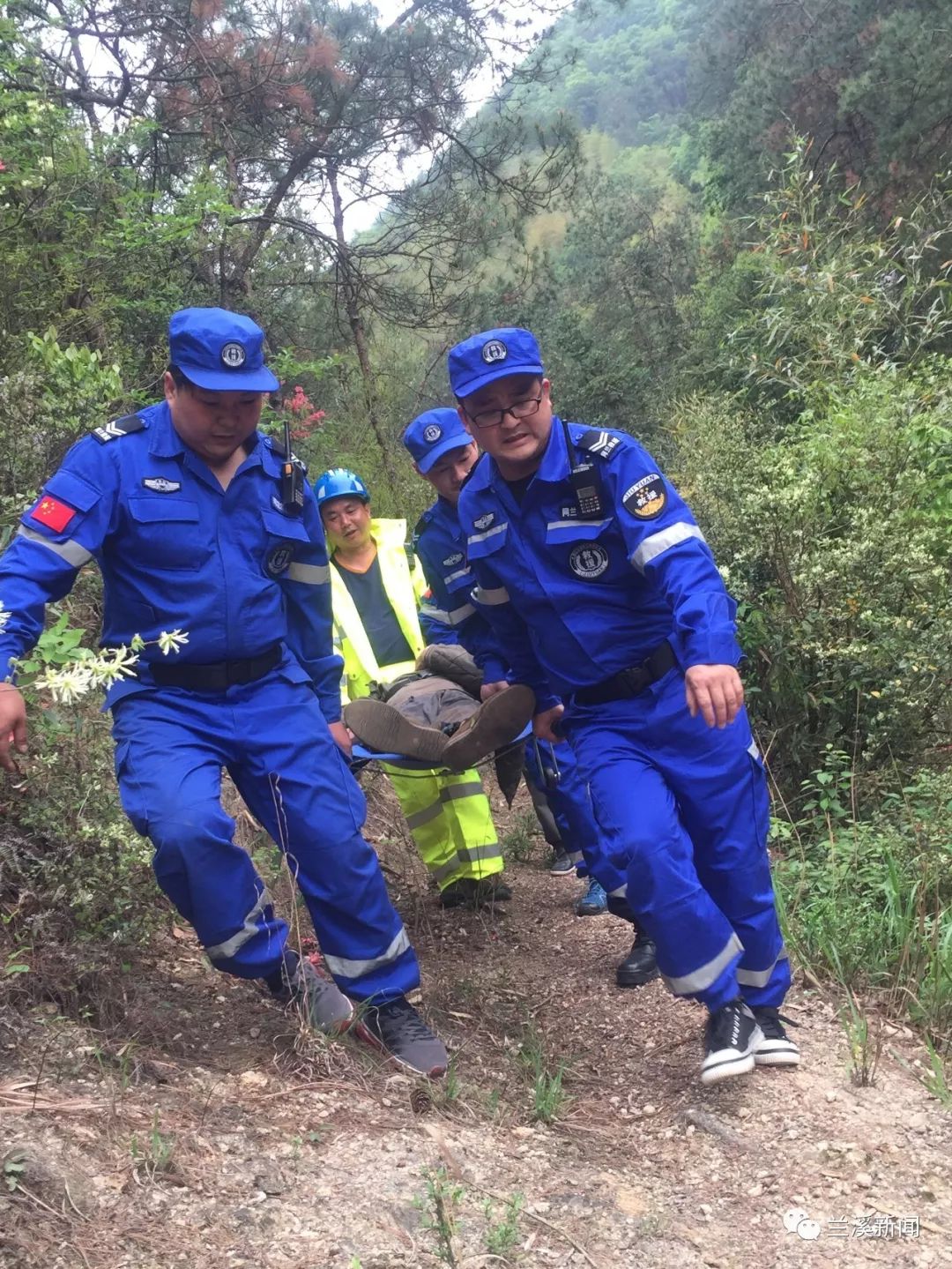 暖心!經過10多個小時的山林搜尋,網蘭救援隊成功救下六旬老漢