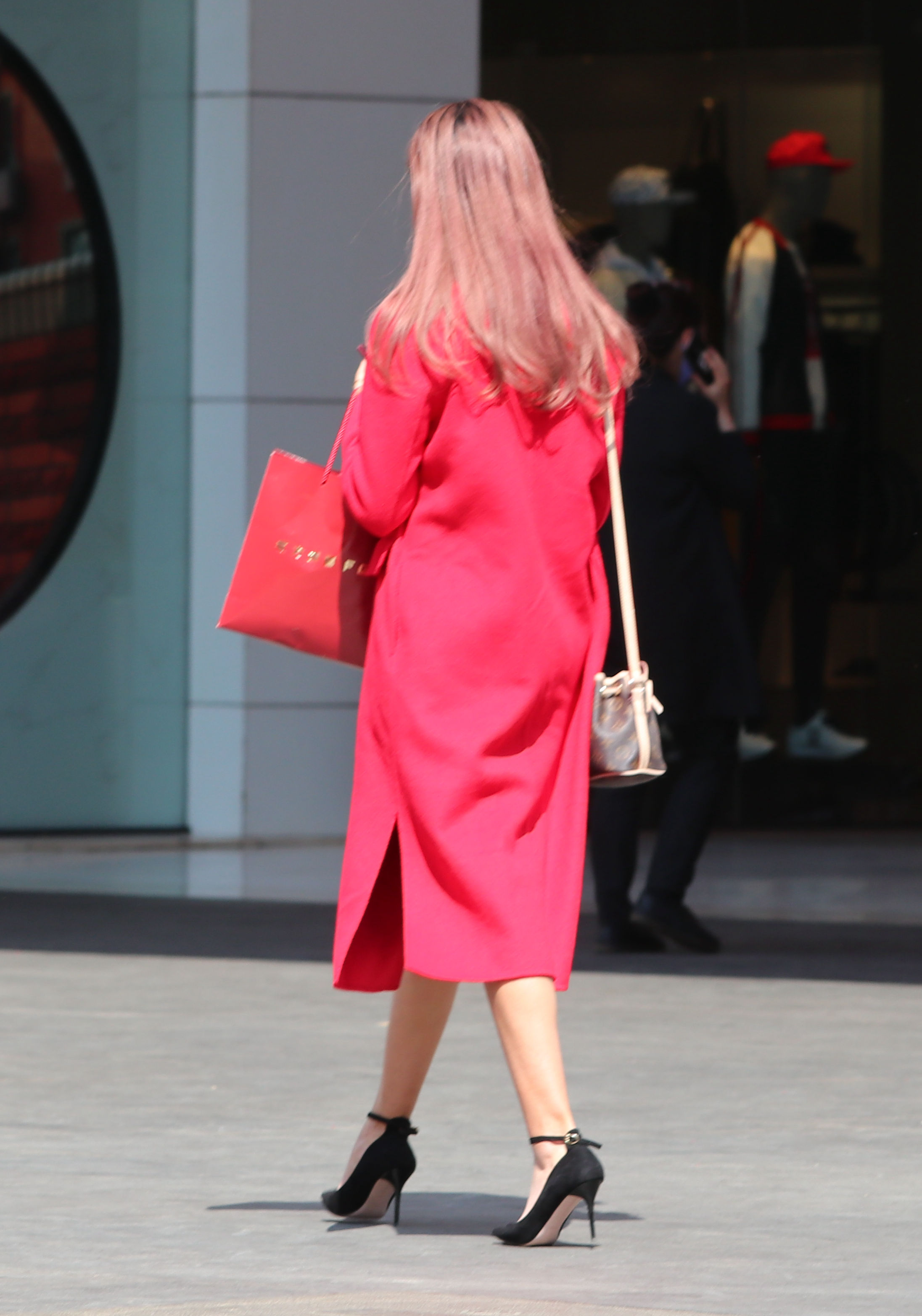 穿红色呢子大衣高跟鞋的美女背影非常漂亮