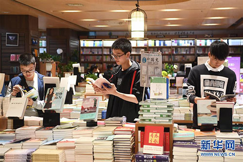 4月5日,学生在重庆新华书店沙坪坝书城内看书.