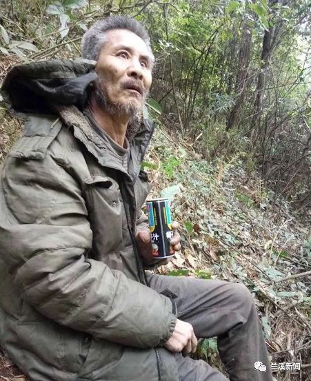 这位老人是10小时前走失的范炳炕,今年66岁,于4月2日中午从北山村的