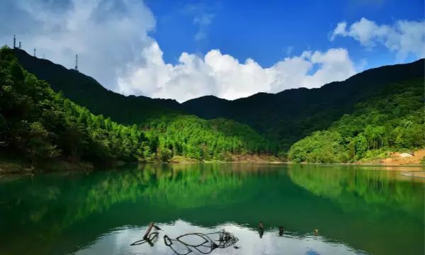 【石根山】▼石根山造形奇特,拔地而起,直插雲霄,一峰獨秀,十分奇特.